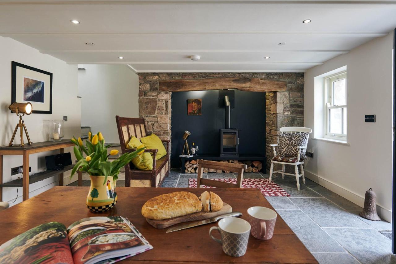 Rhif Un- Premium Cottage With Log Burner & Private Courtyard Laugharne Eksteriør bilde